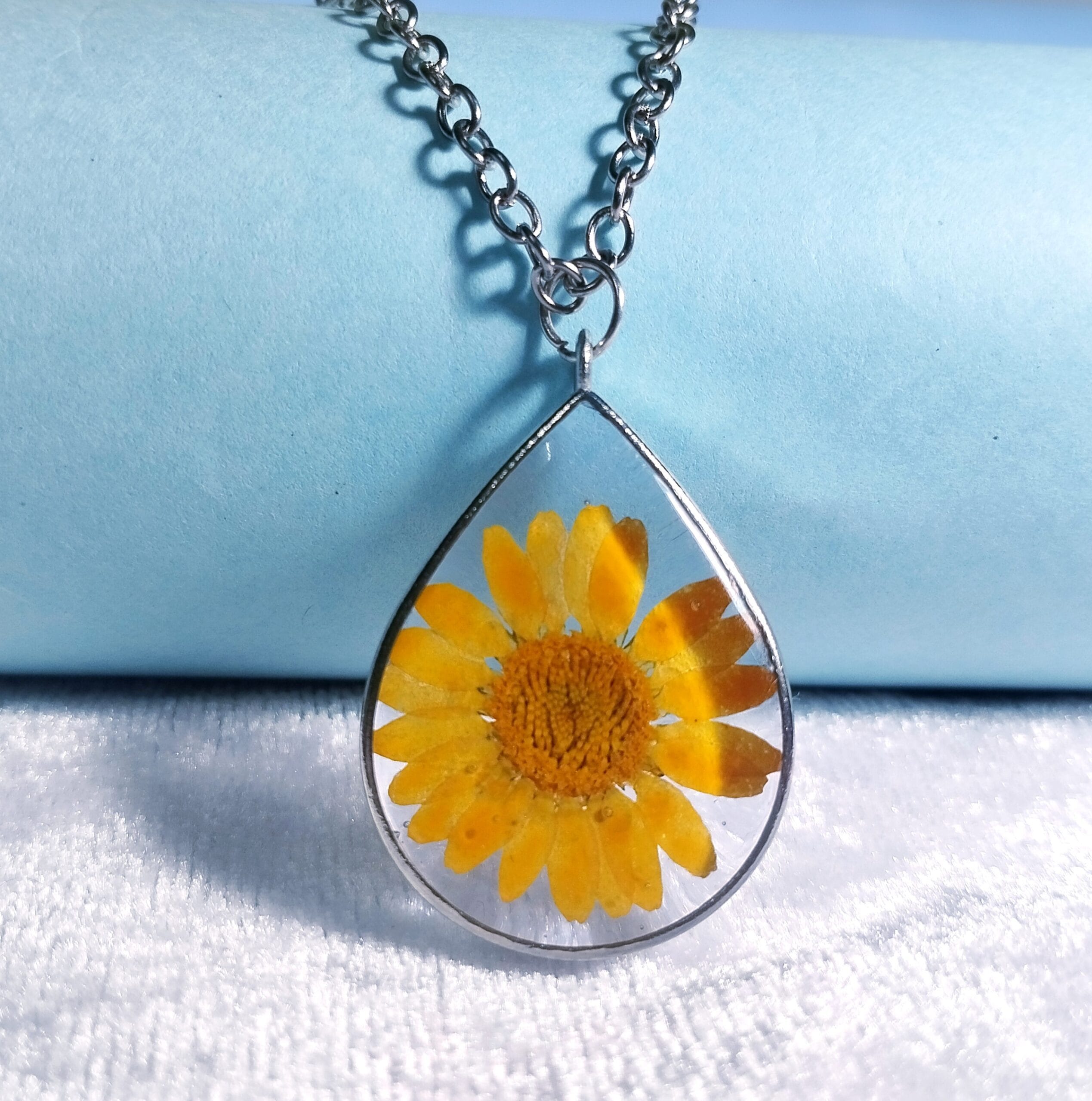 Detailed of real yellow daisy inside resin Dewbloom Pendant