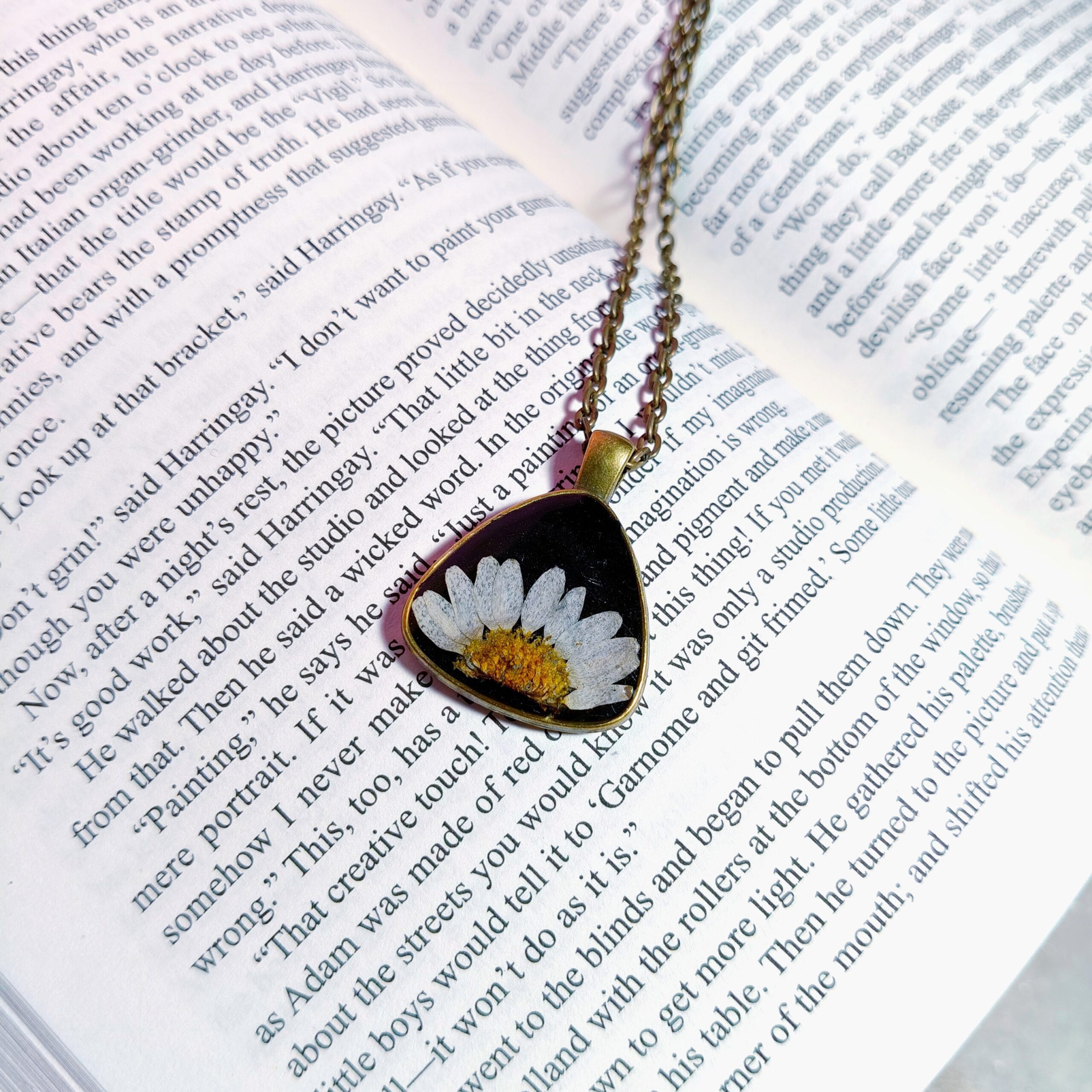 Vintage triangle daisy pendant in antique bronze