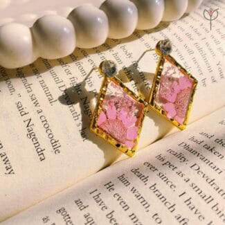 Diamond-shaped resin earrings with pink daisy and lace flowers