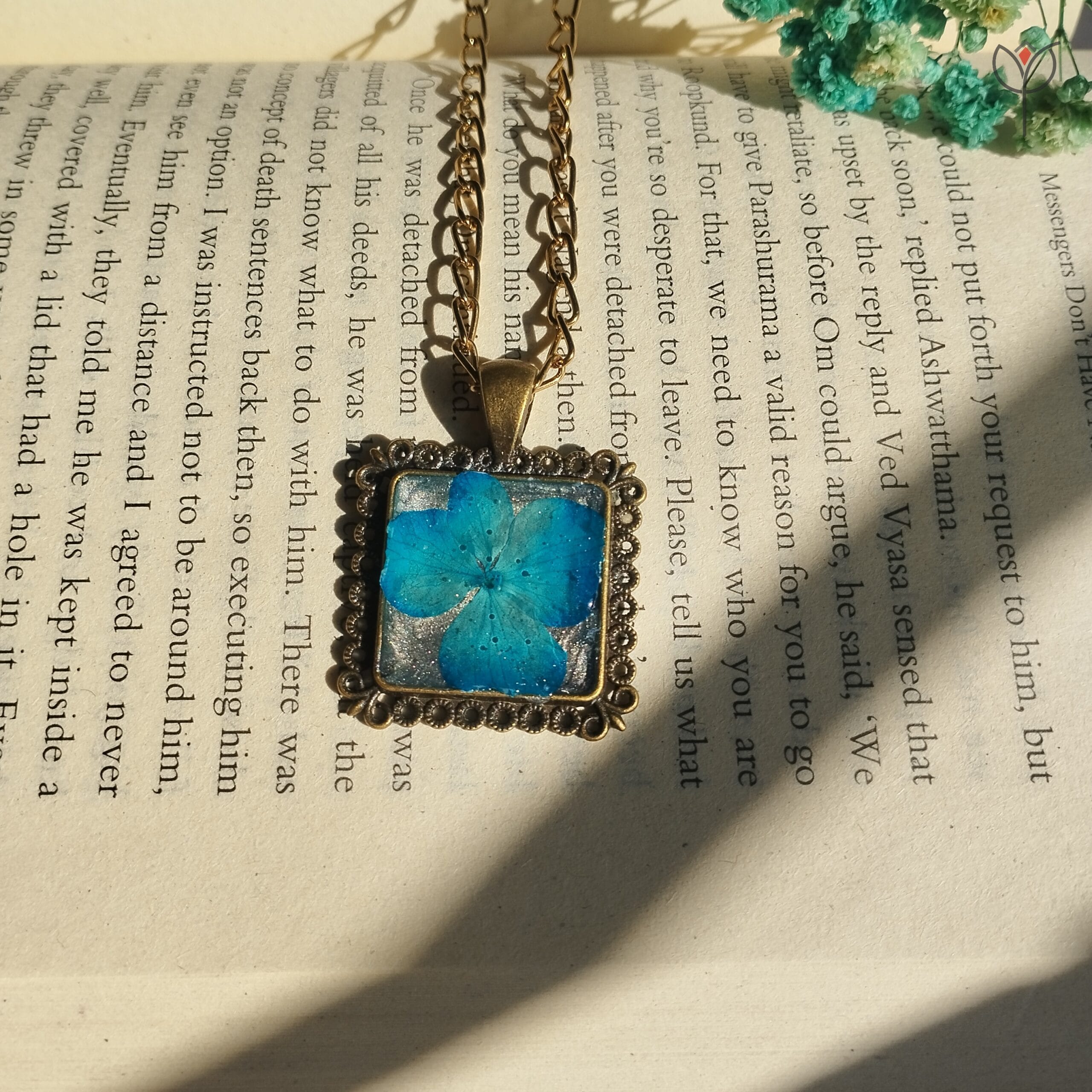 Cerulean resin pendant hydrangea flower