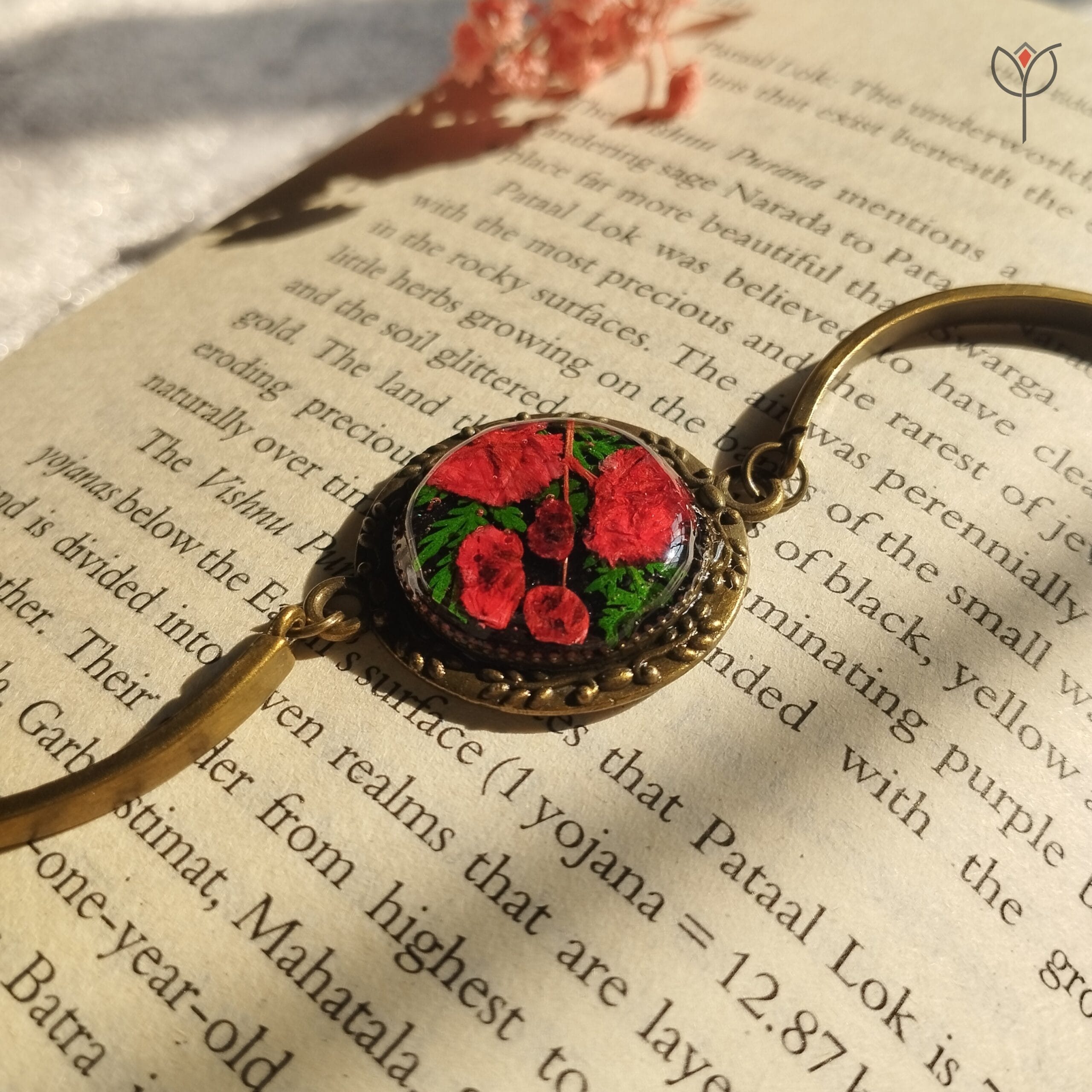 close-up-rose-frame-resin-flower-bracelet Close up antique frame bracelet