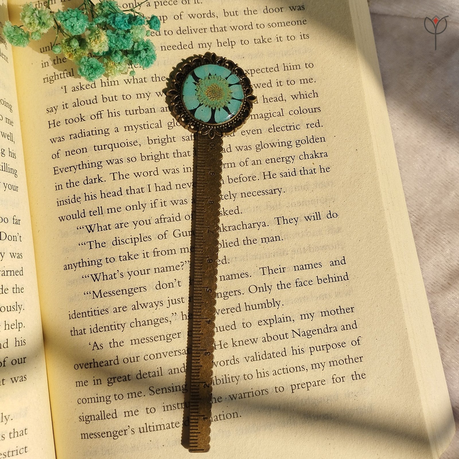 daisy-scale-bookmark-antique-base Daisy Scale Bookmark made with real daisy and antique base