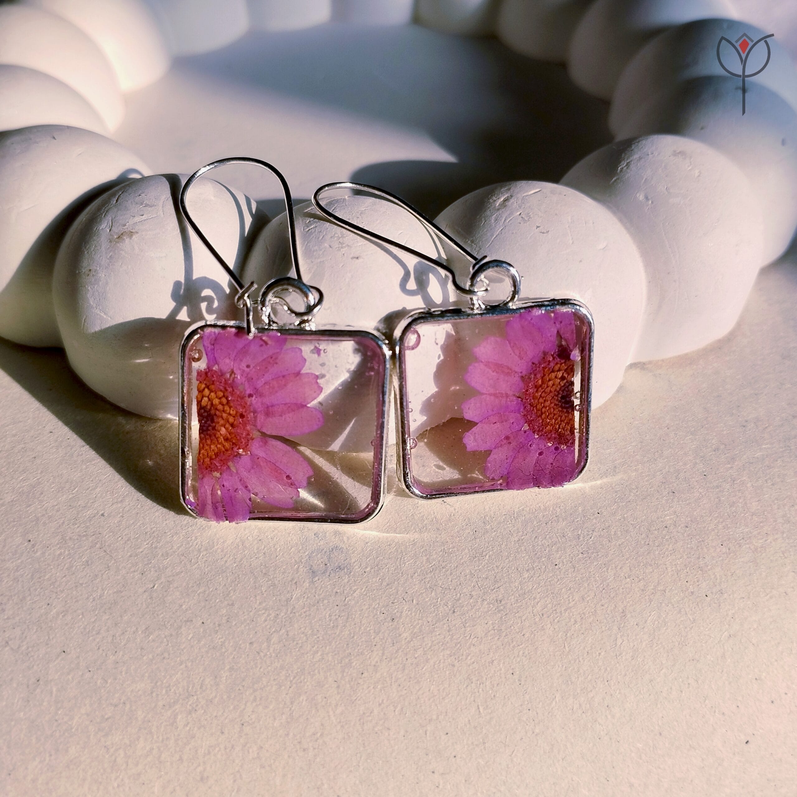 daisy-window-earrings-real-flower Square resin earrings with real flower