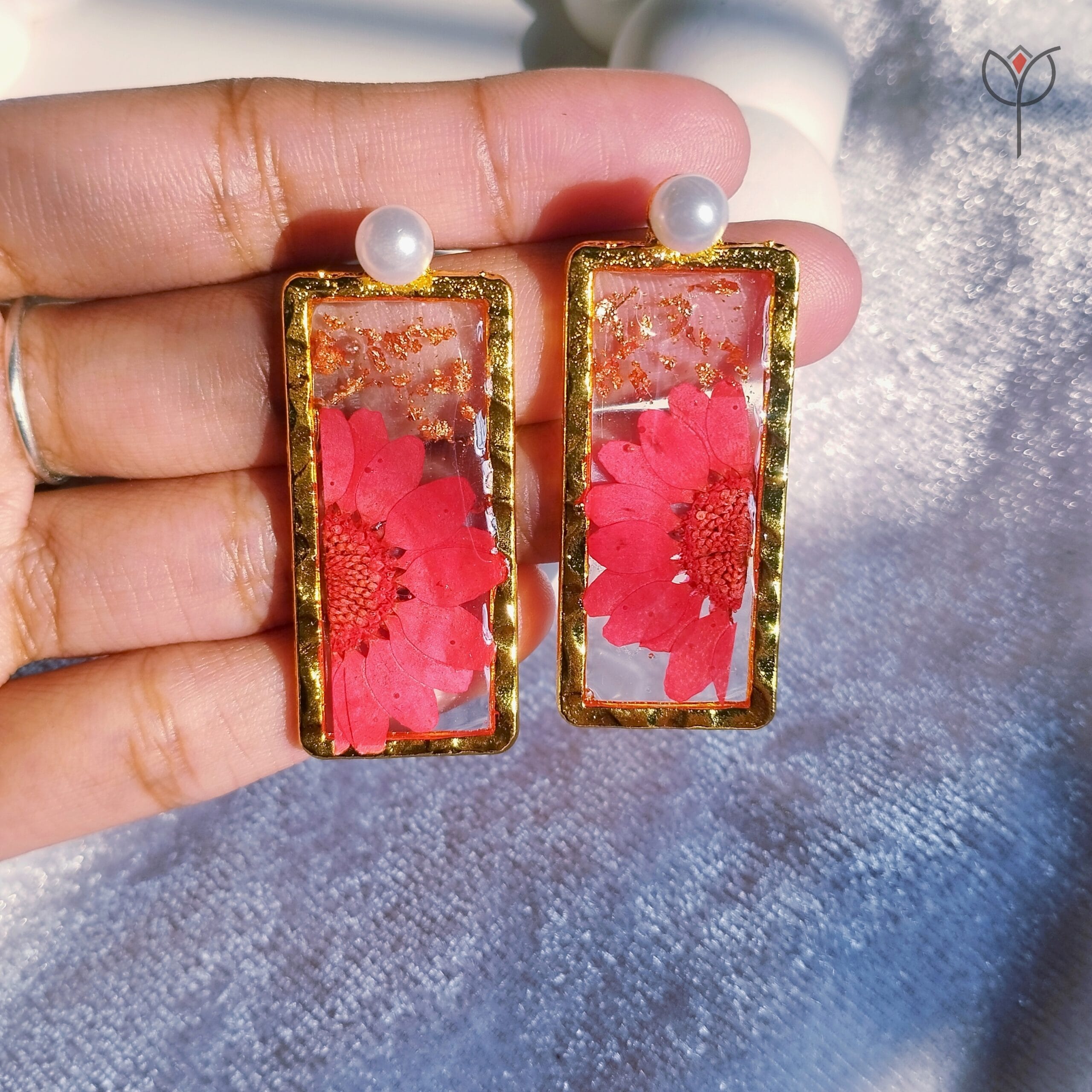 daisy-wish-earrings-pair Pair of Daisy Wish Earrings on display