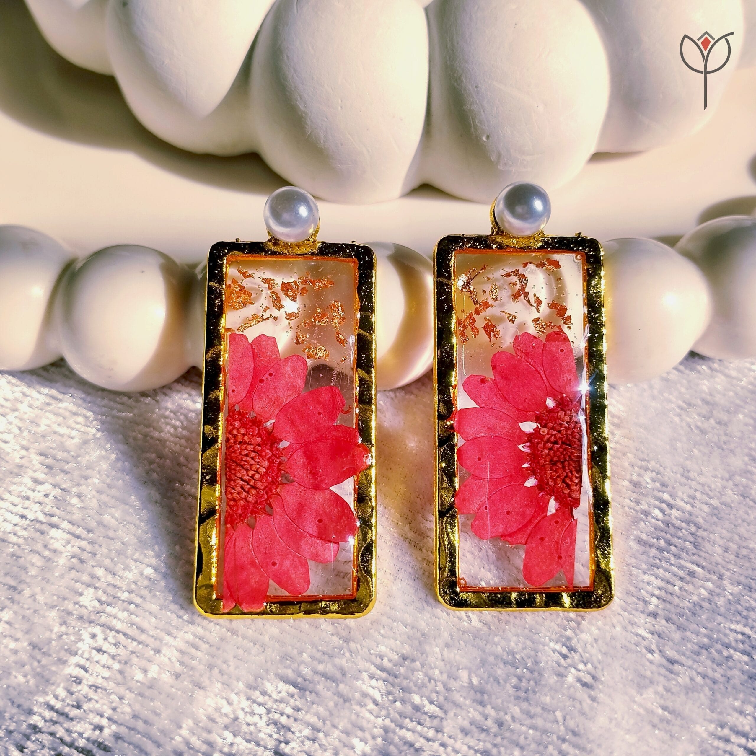 daisy-wish-earrings-real-flower Closeup of Daisy Wish Earrings with real flowers