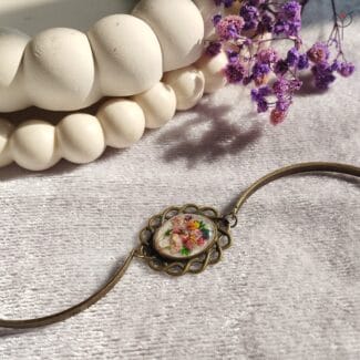 Elaris resin bracelet crafted with real flowers