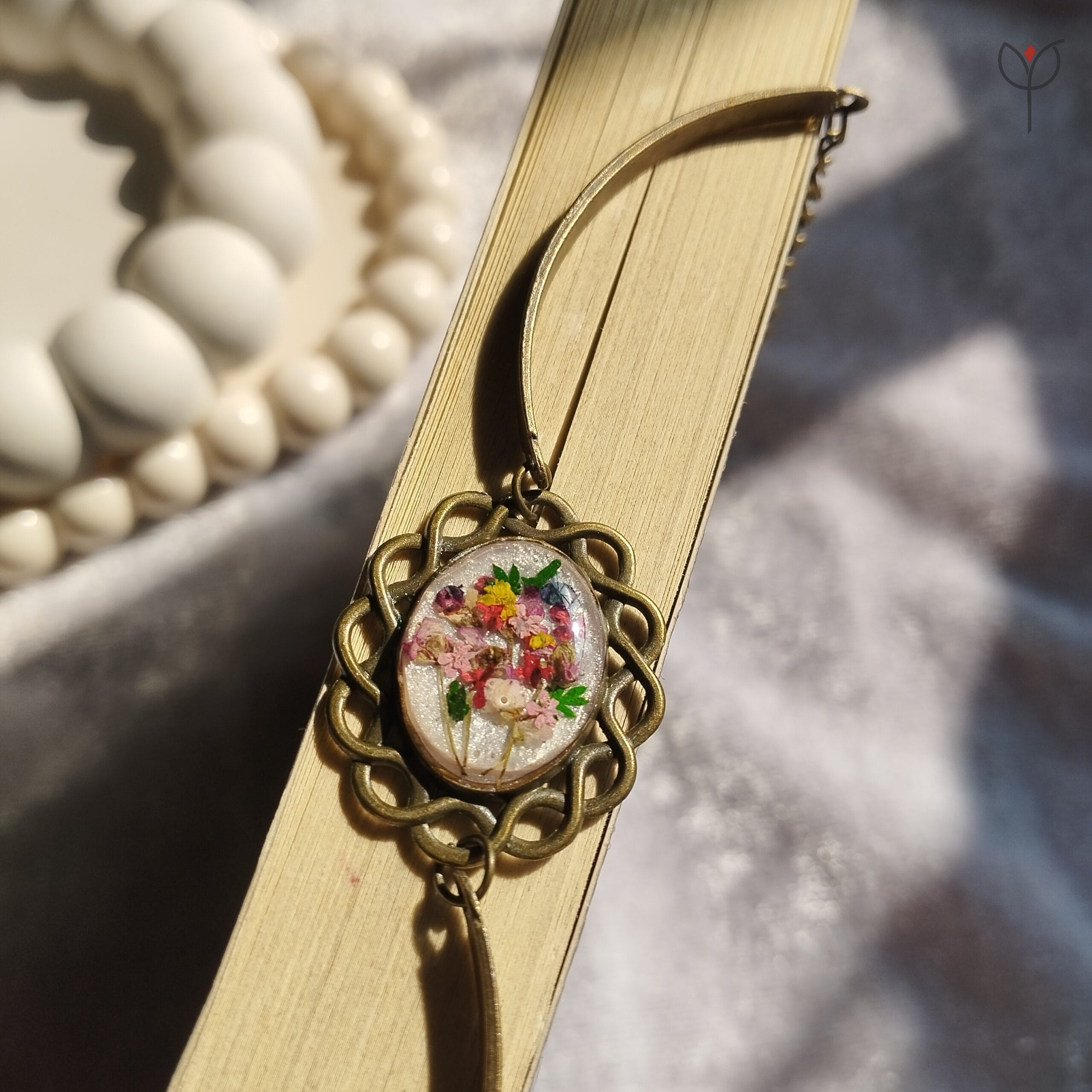 Elaris resin bracelet with Queen Anne’s lace