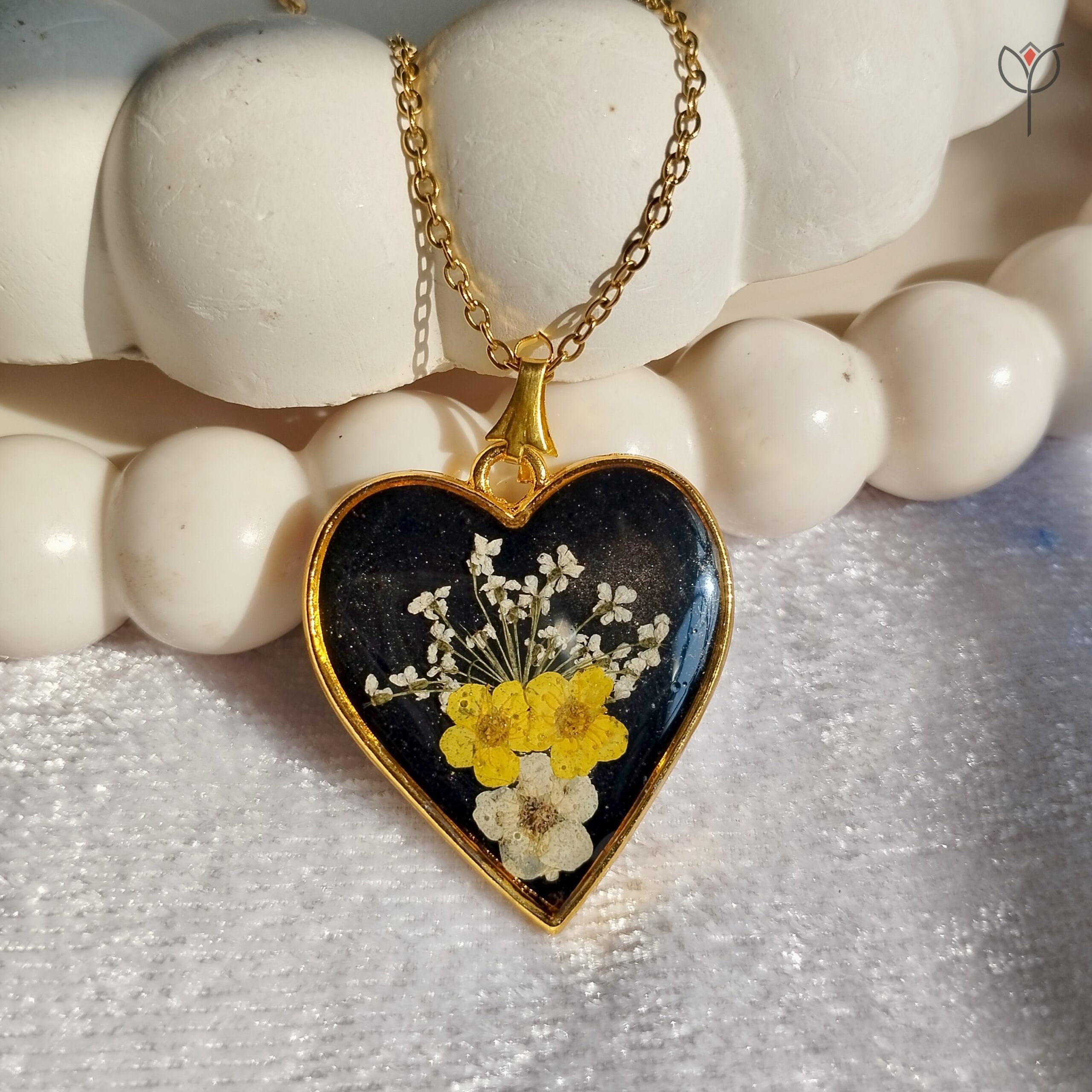 Heart-shaped Endless Love Pendant Queen Anne’s Lace