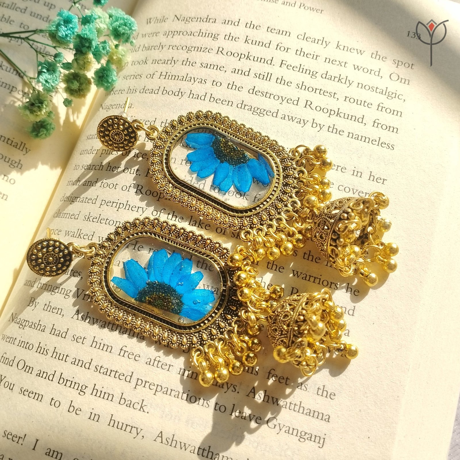 floral-resin-jhumka-with-blue-daisy Antique style jhumka featuring Bluebell daisy