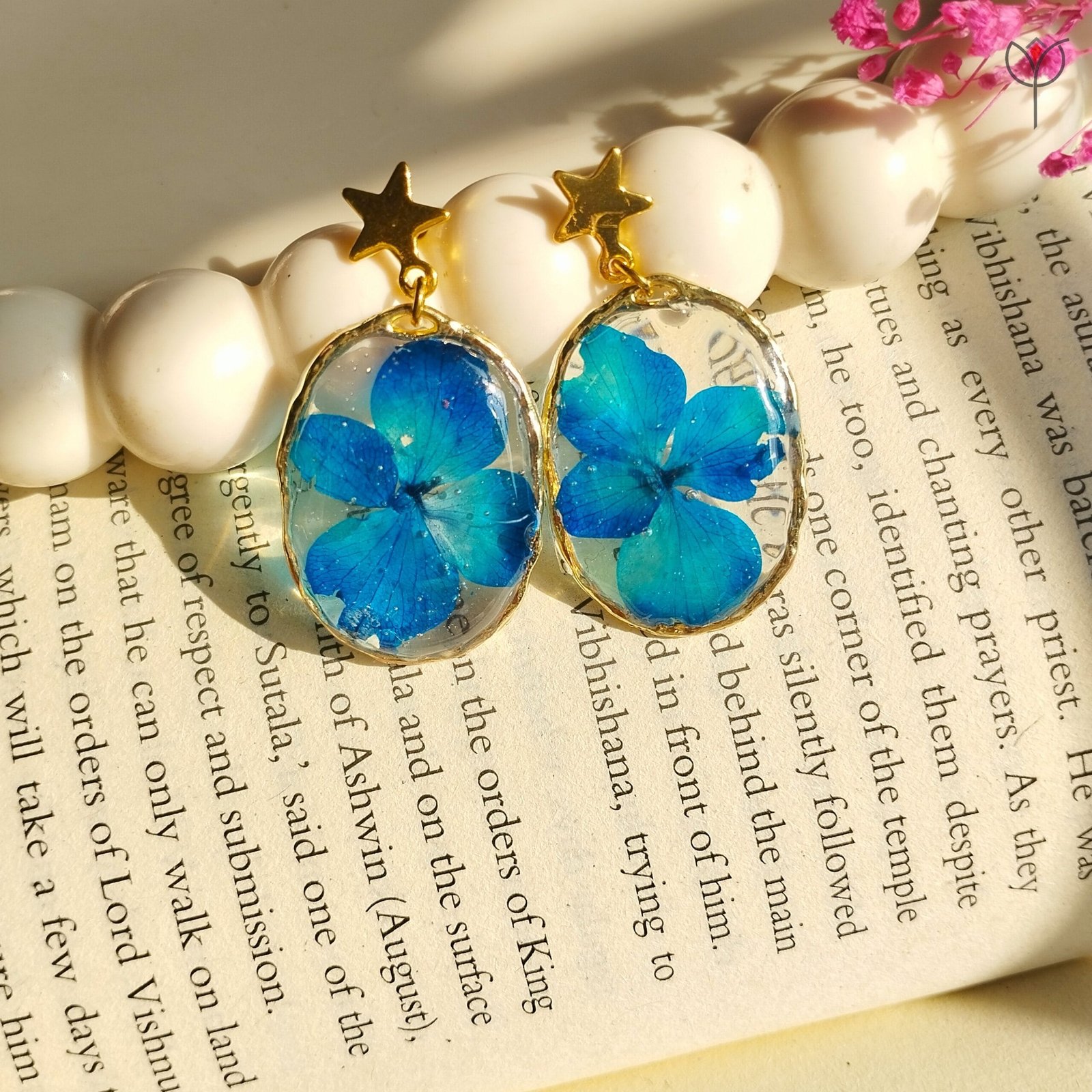 handmade-blue-resin-drop-earrings Minimal blue resin drop earrings with real flower