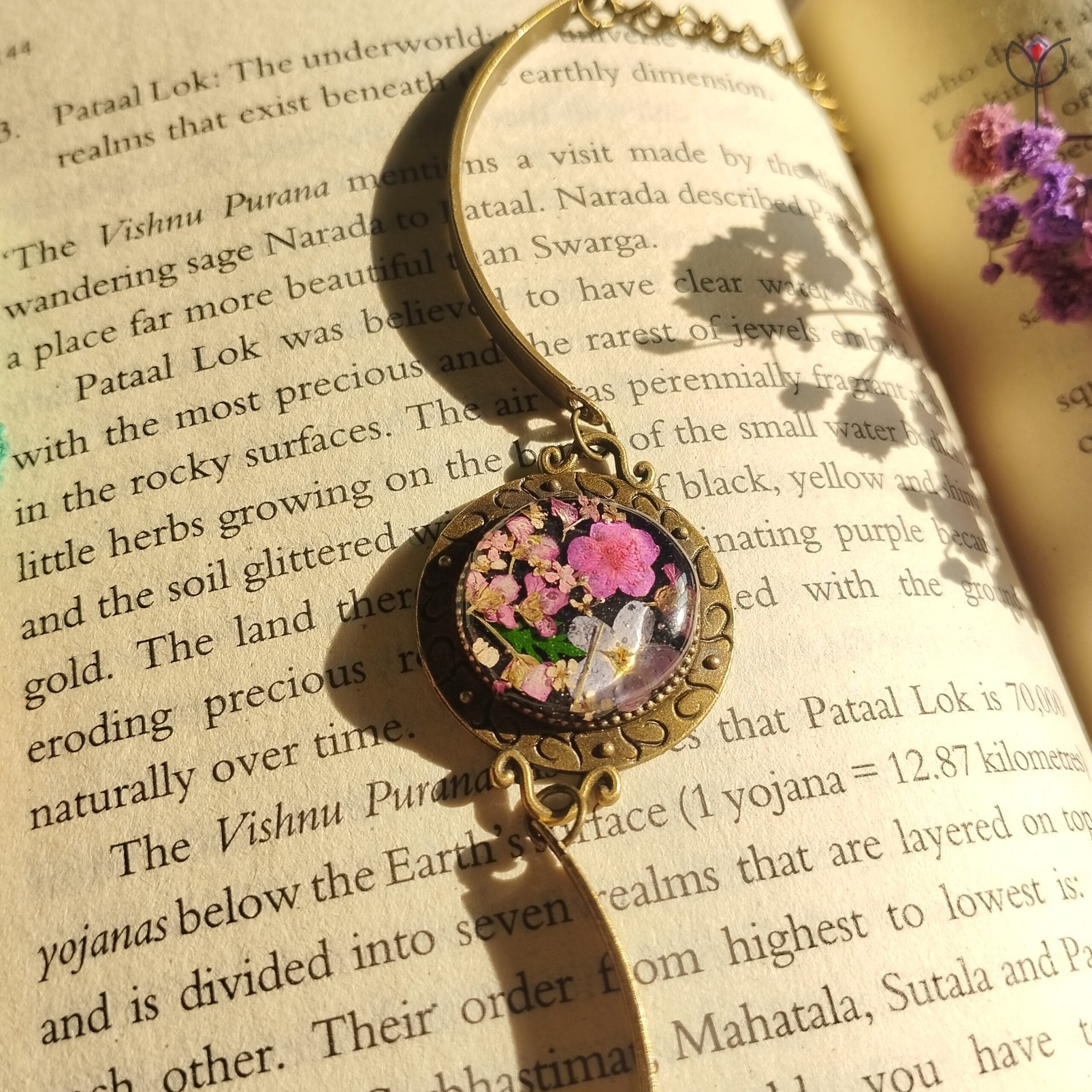handmade-botanical-harmony-floral-resin-bracelet Botanical Harmony bracelet featuring Queen Anne’s lace