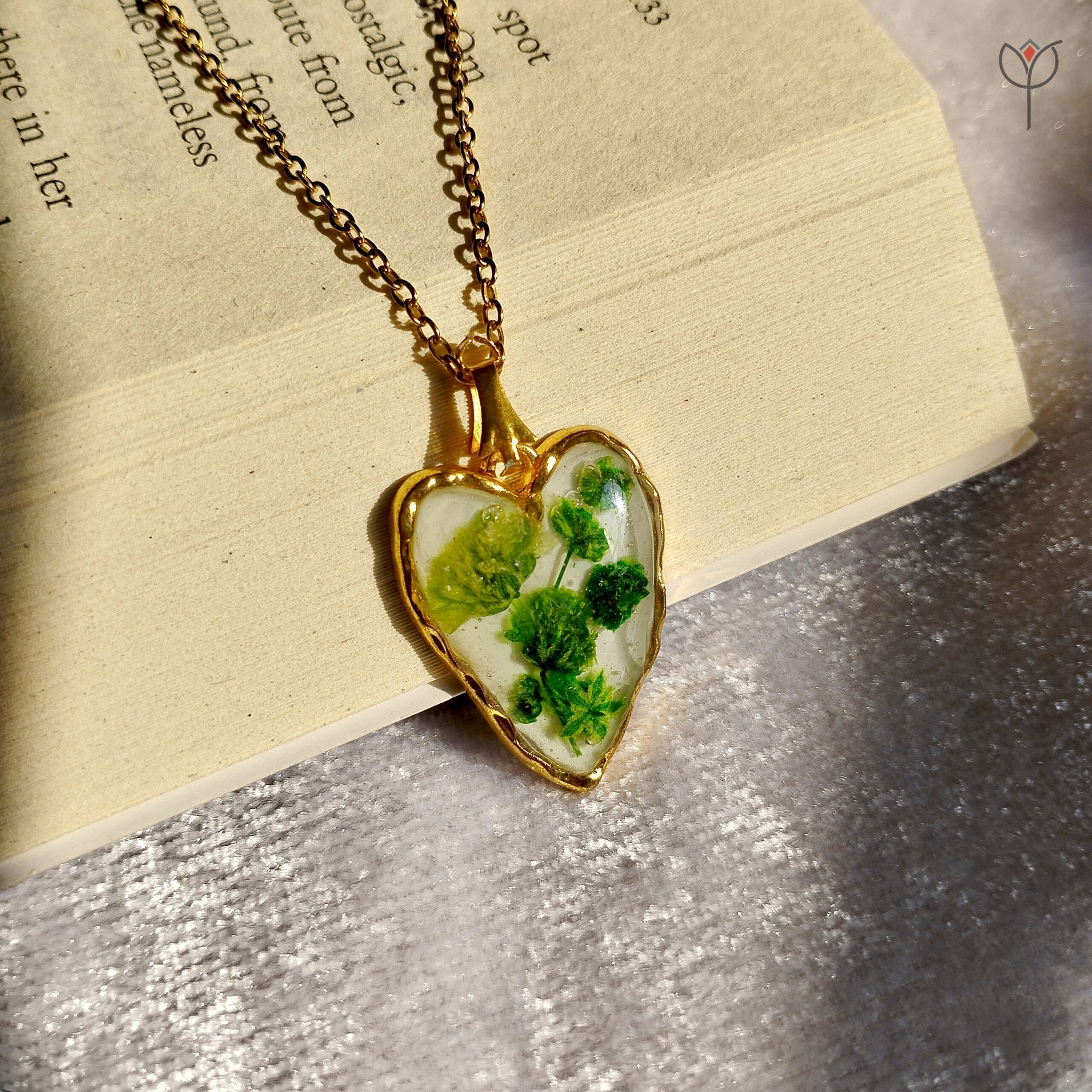 handmade-leaf-heart-floral-resin-pendant Handmade floral heart pendant green baby’s breath in resin