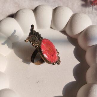 Antique owl finger ring with real daisy