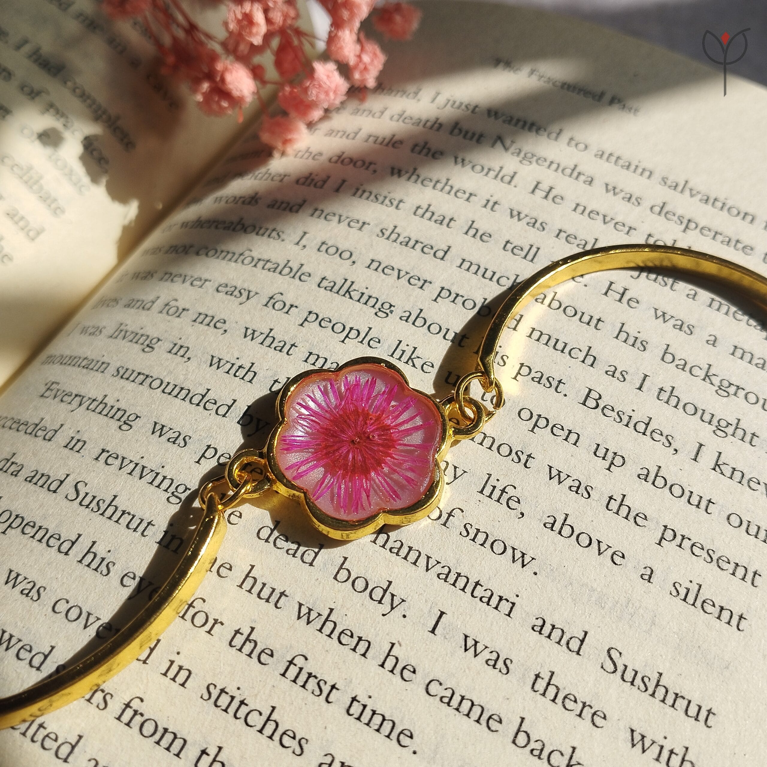 Aster flower jewellery set in an antique golden frame