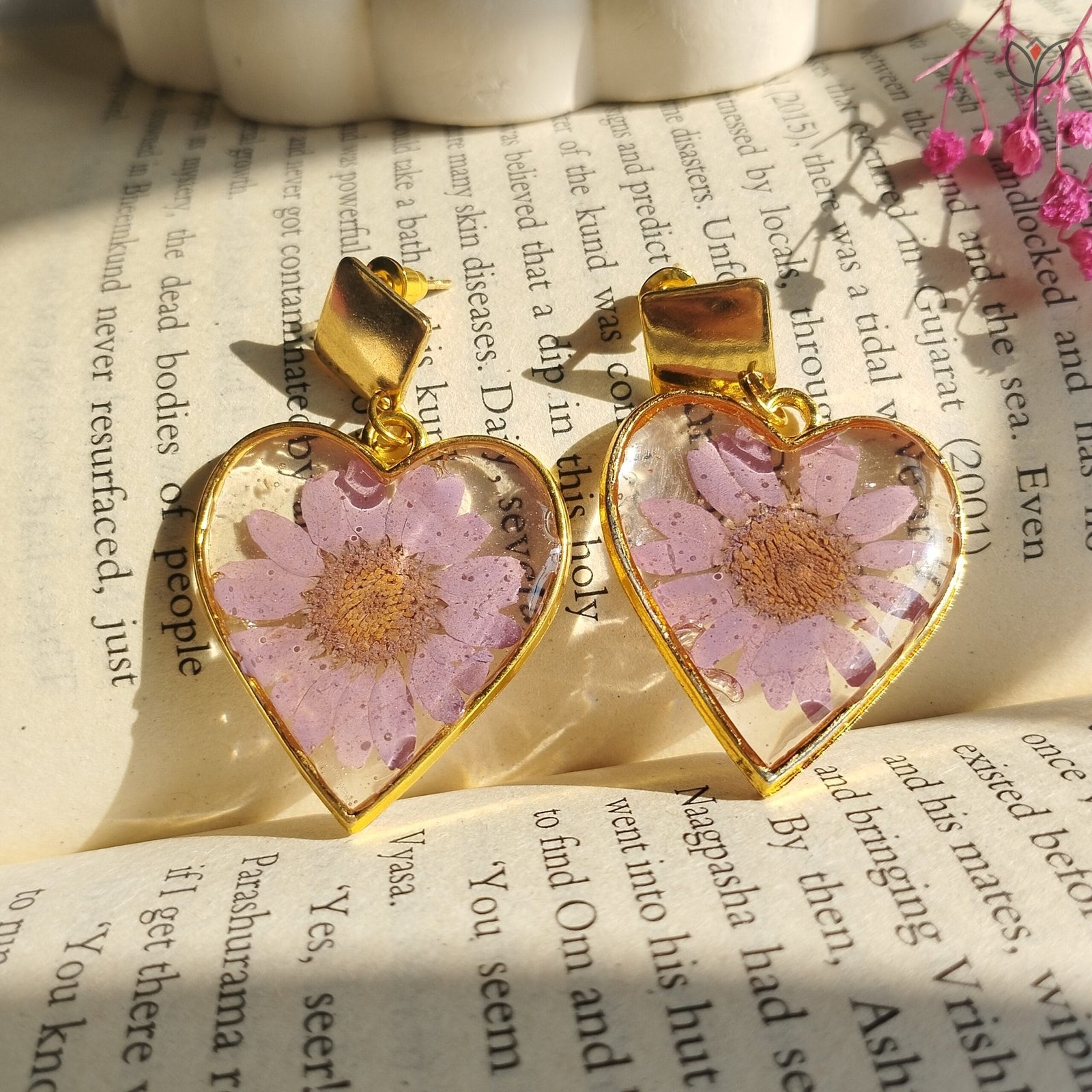 Soft Love heart earrings featuring real daisy