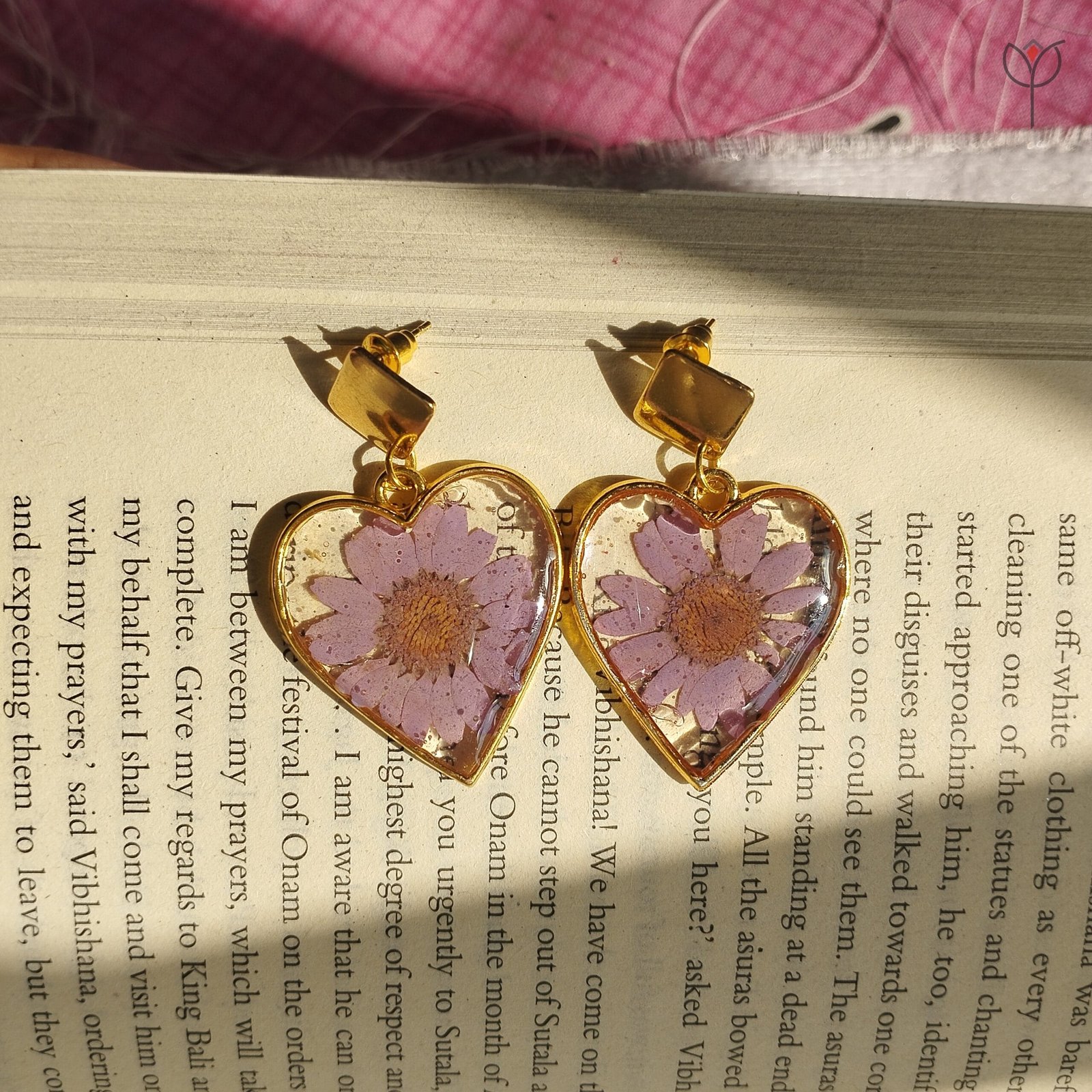 Floral Soft Love resin earrings with real daisy in gold heart frame