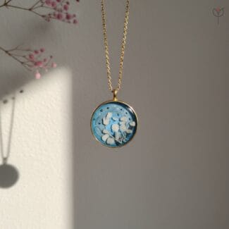 Round gold necklace white baby’s breath