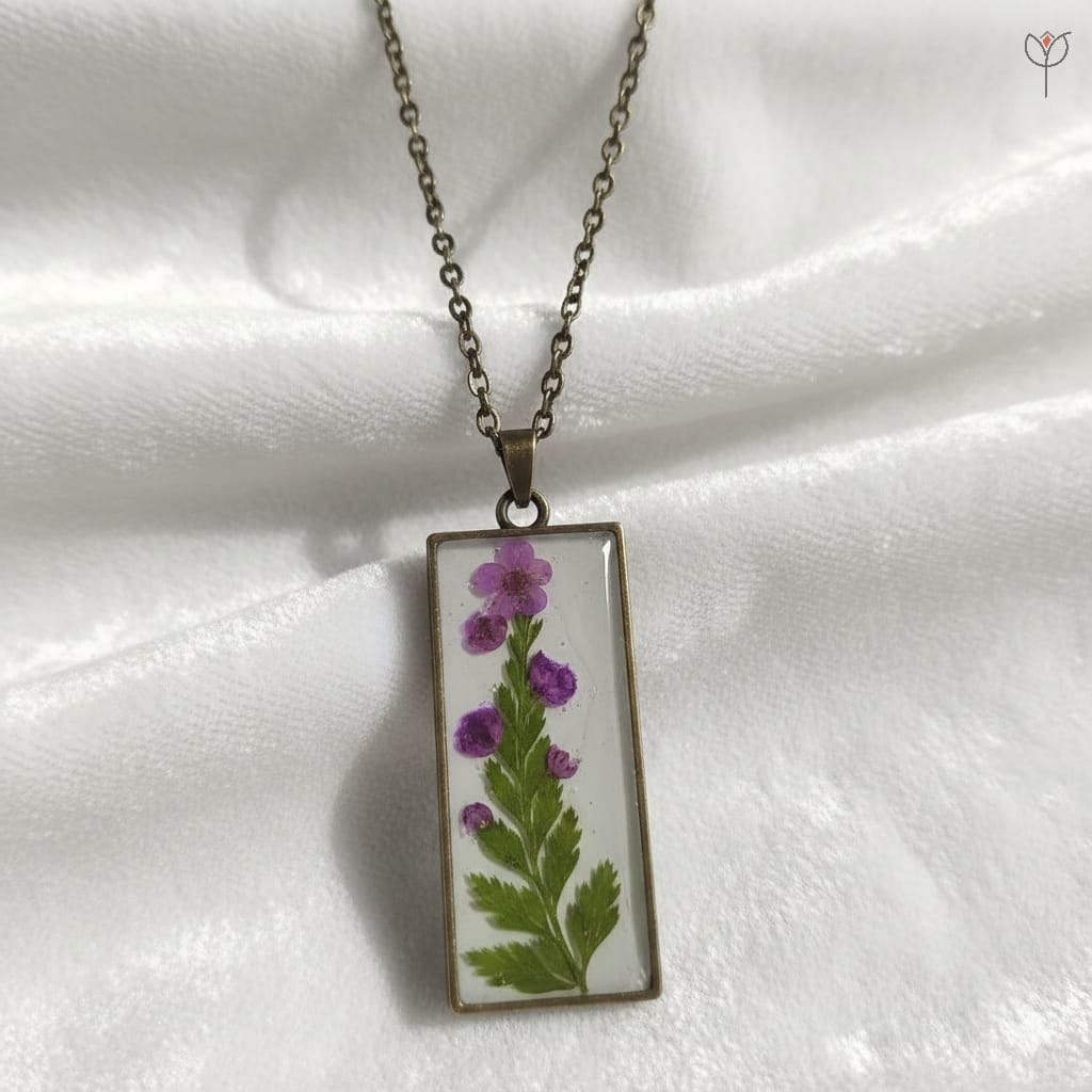 Botanist’s Secret Pendant with preserved real flowers