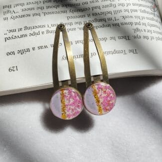 Antique resin hair clips with lace flowers