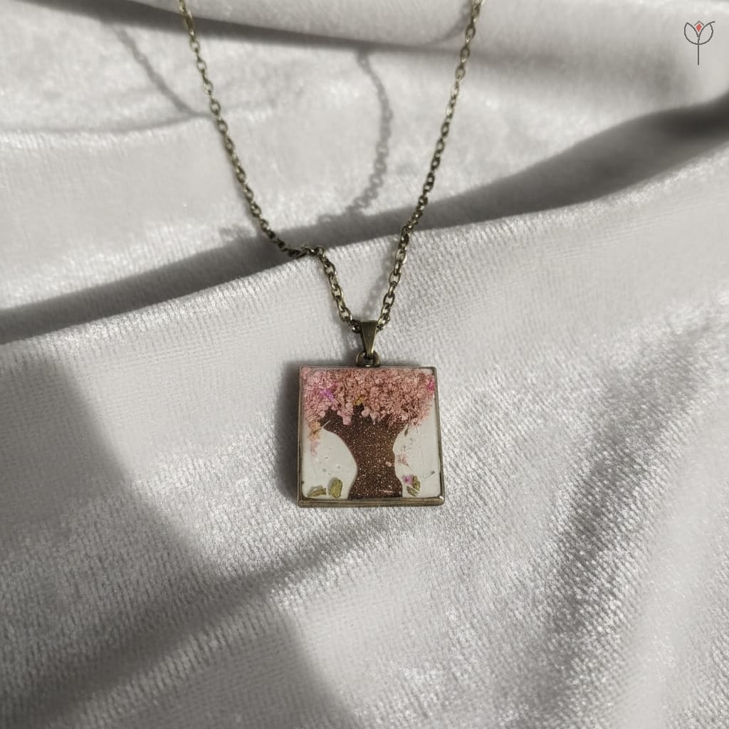 queen-annes-lace-tree-pendant Antique square pendant with preserved flowers