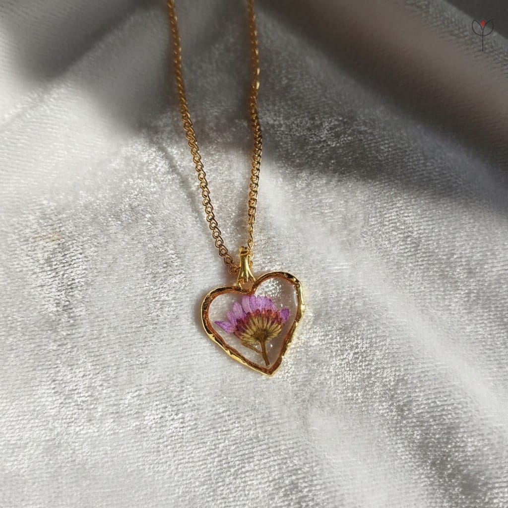 Romantic heart pendant with purple daisy