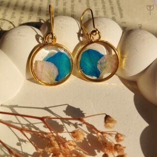 Resin earrings with preserved flowers