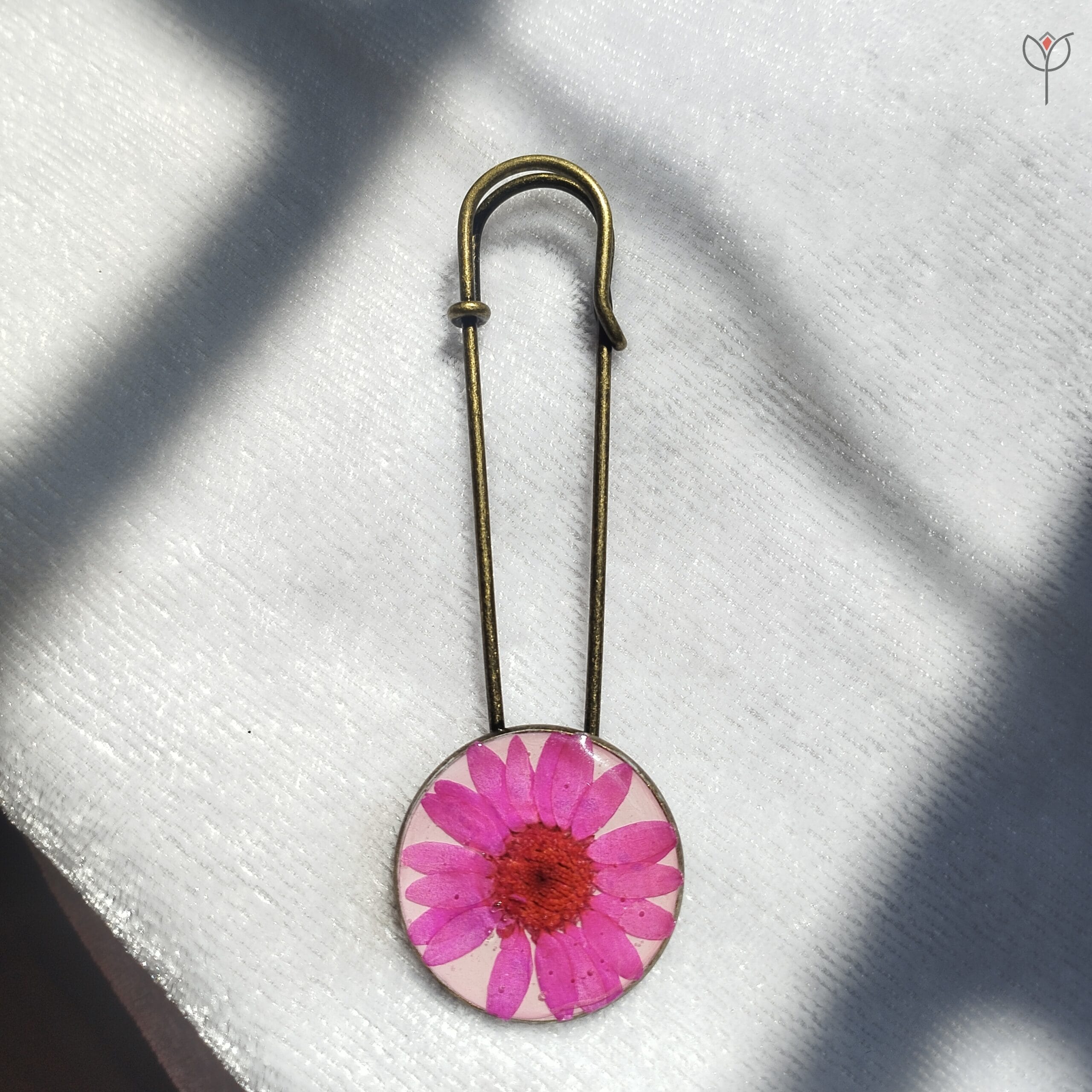 antique-little-daisy-saree-pin Little Daisy Resin Brooch with antique finish