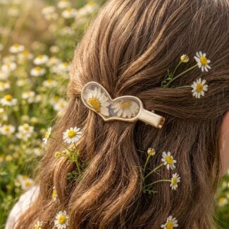 Golden hair clip with preserved daisy flowers in resin