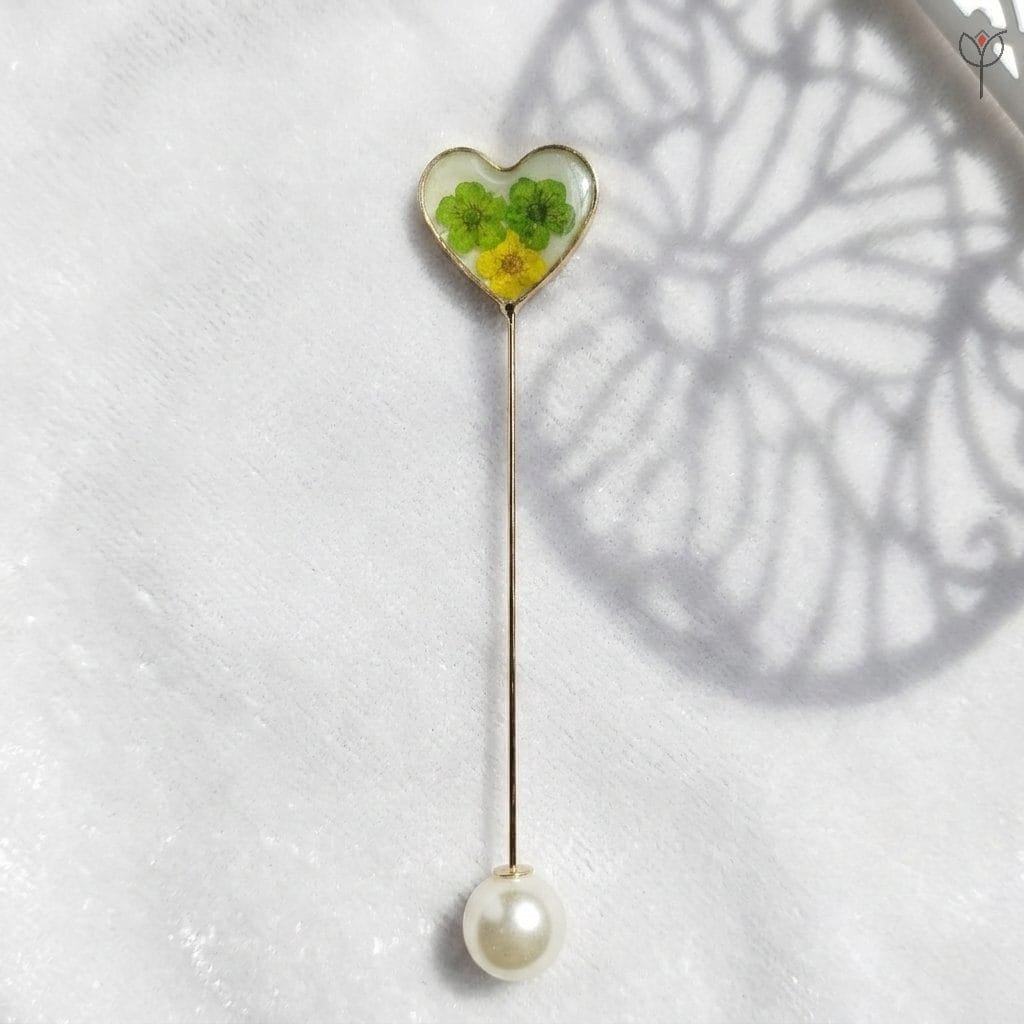 golden-floral-heart-pin Golden heart saree pin with hydrangea flowers and pearl