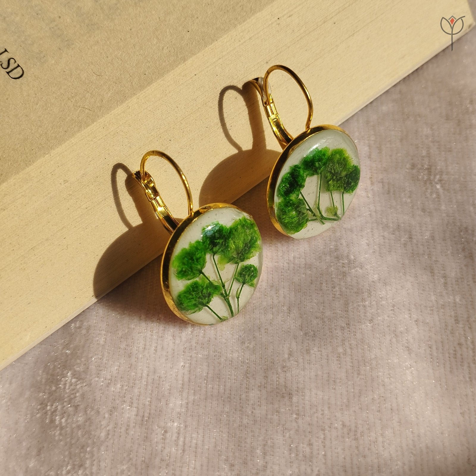 green-babys-breath-gold-earrings Real green baby’s breath preserved in resin