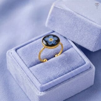 Petite Blue Botanical Ring with a real Forget-me-not flower in black resin