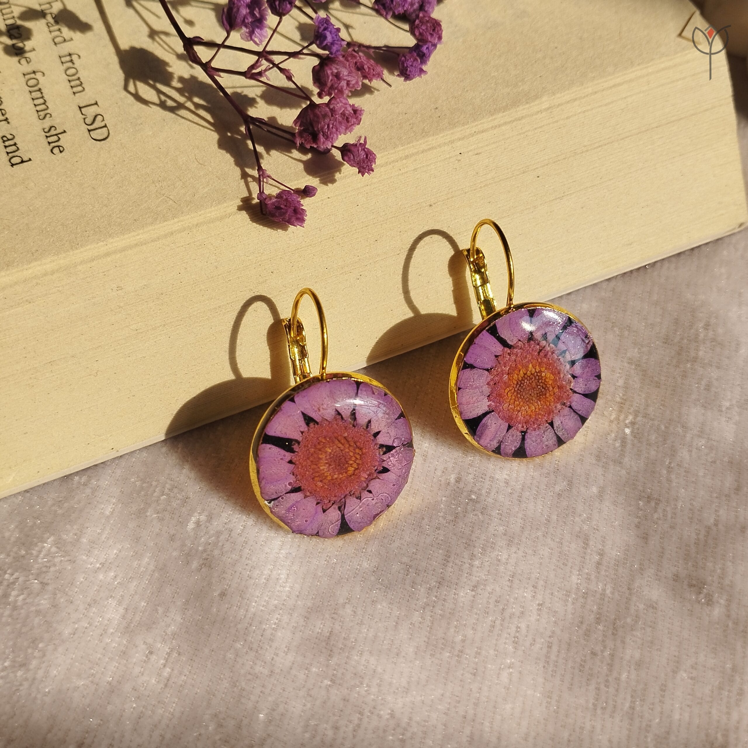 pink-daisy-resin-gold-earrings Preserved pink daisy in clear resin