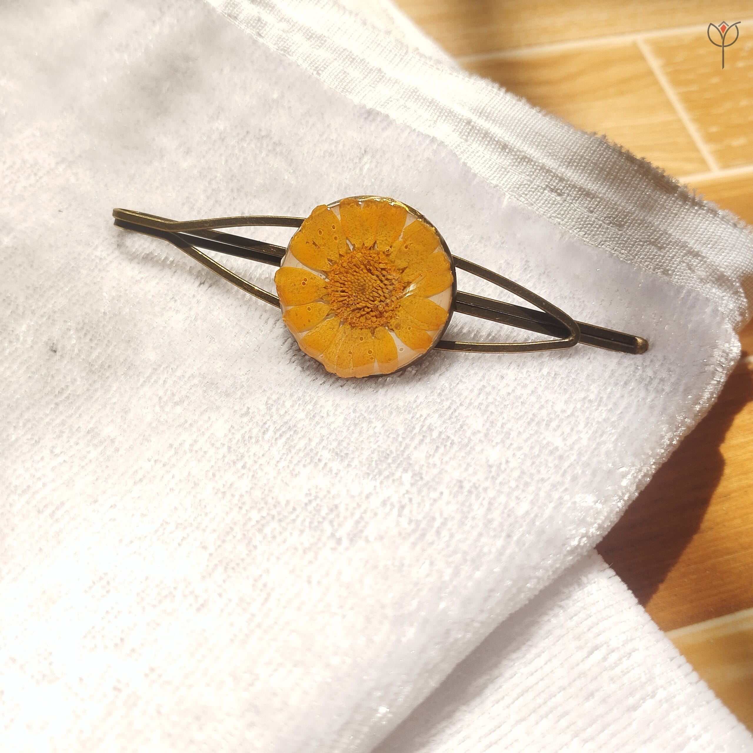 sunny-daisy-resin-hair-clip Handcrafted Sunny Daisy resin hair clip with preserved flower