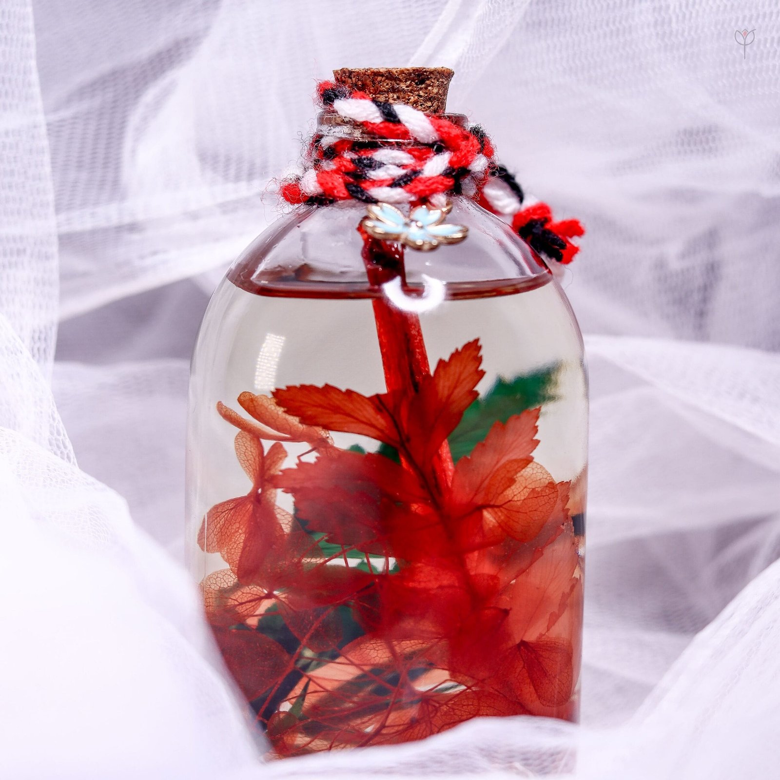 red-tide-glass-garden-bold-home-decor-display Red Tide Glass Garden displayed as bold red botanical home decor with sea shells on a wooden log stand