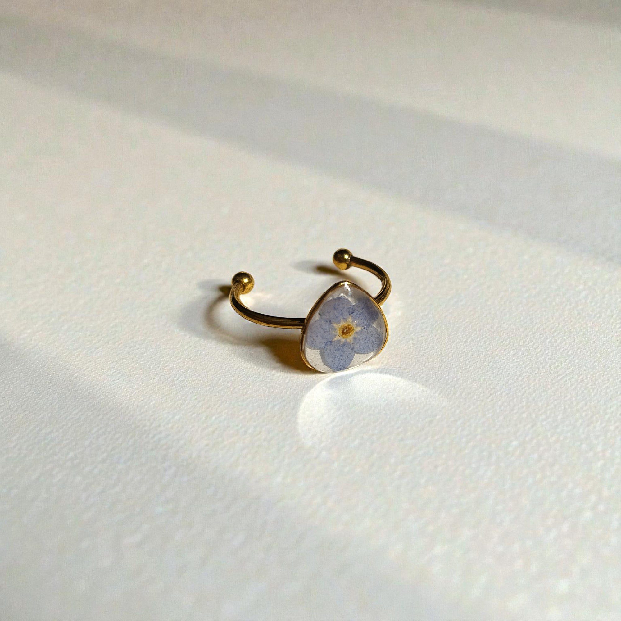 golden-promise-resin-ring-real-forget-me-not Handcrafted Golden Promise resin ring