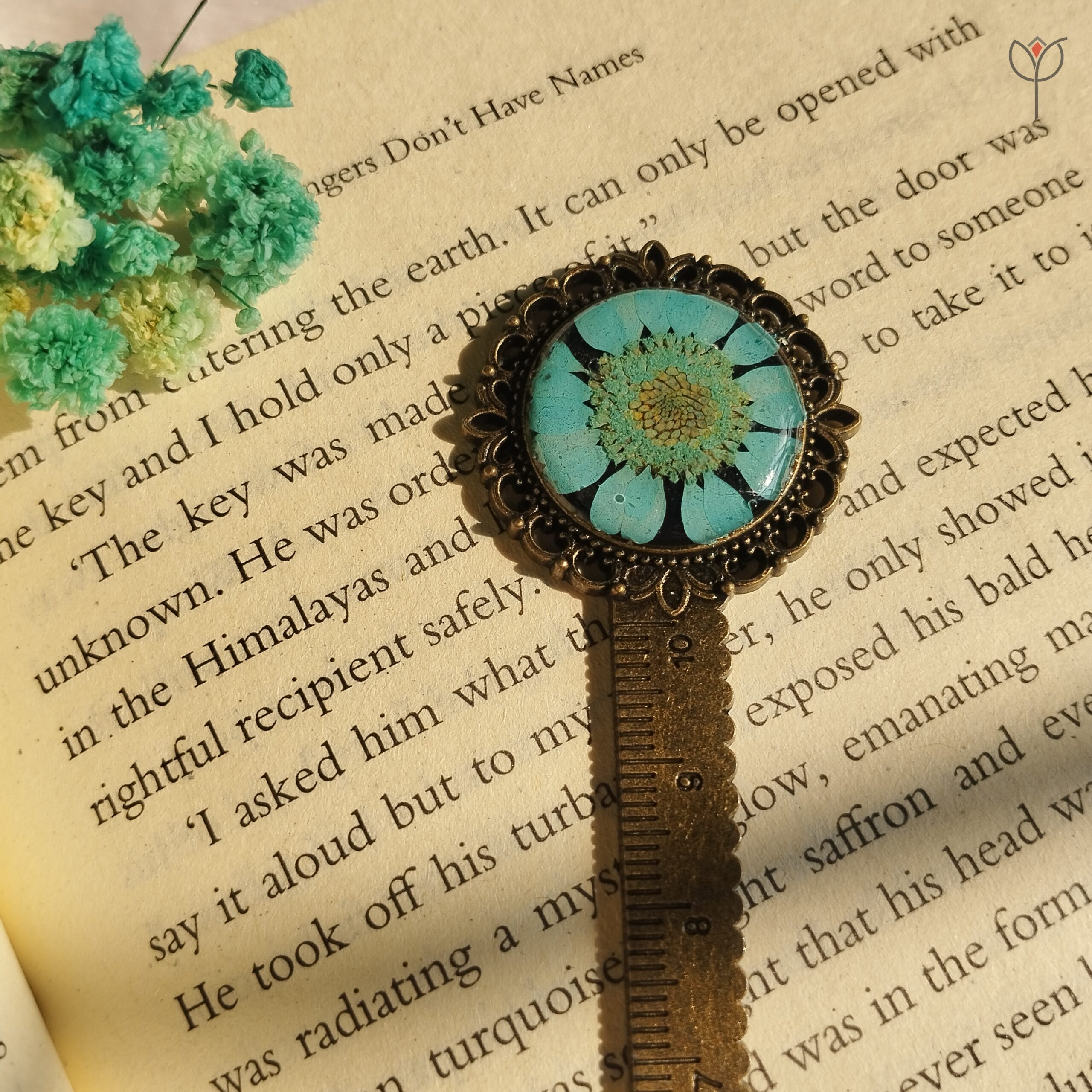 handmade-daisy-scale-bookmark Handmade resin daisy scale bookmark