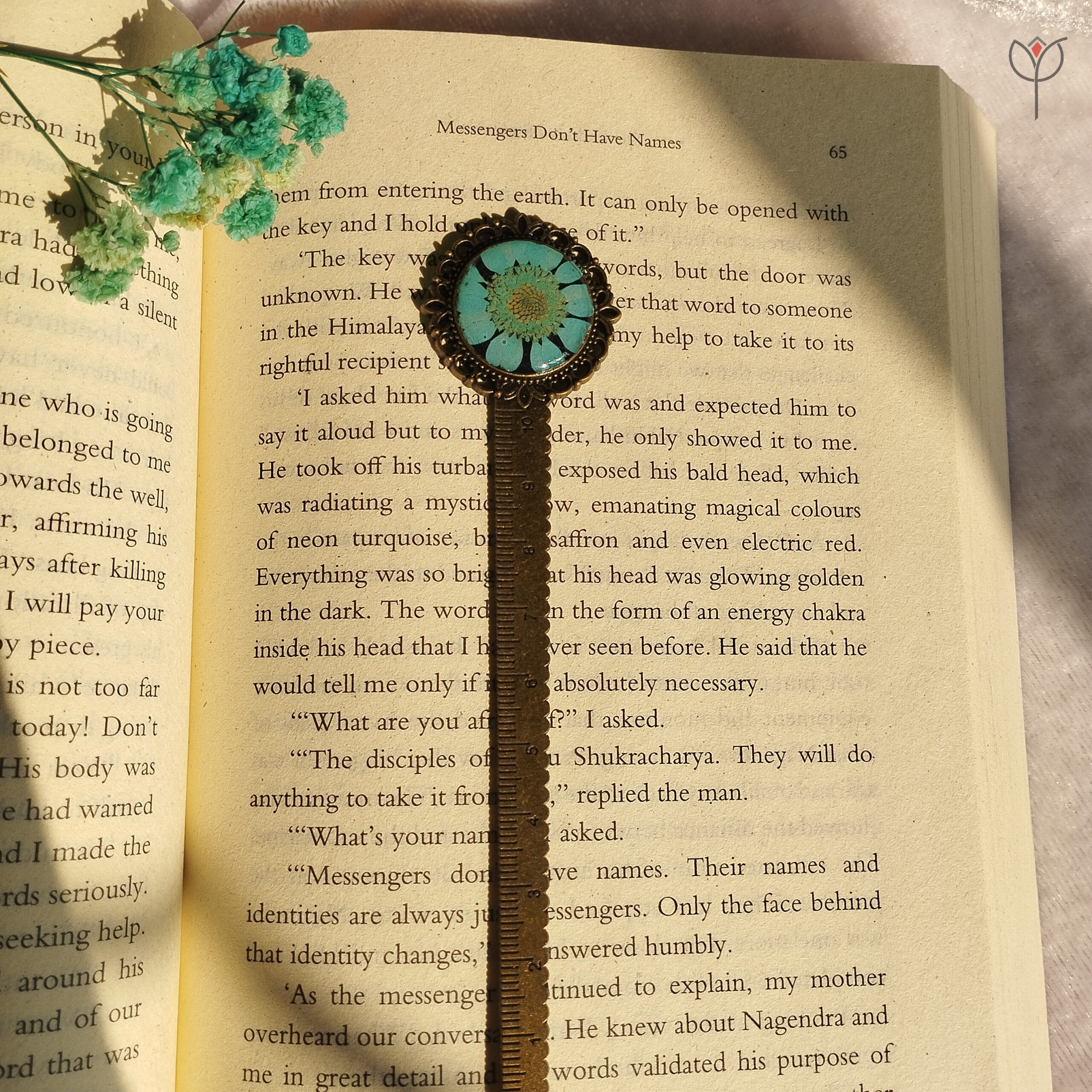 resin-daisy-scale-bookmark Antique scale shaped bookmark with real daisy