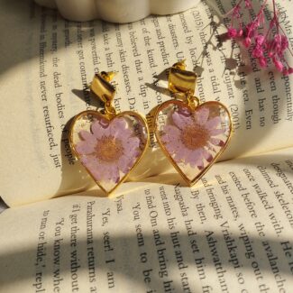 Soft Love Daisy Earrings heart-shaped resin